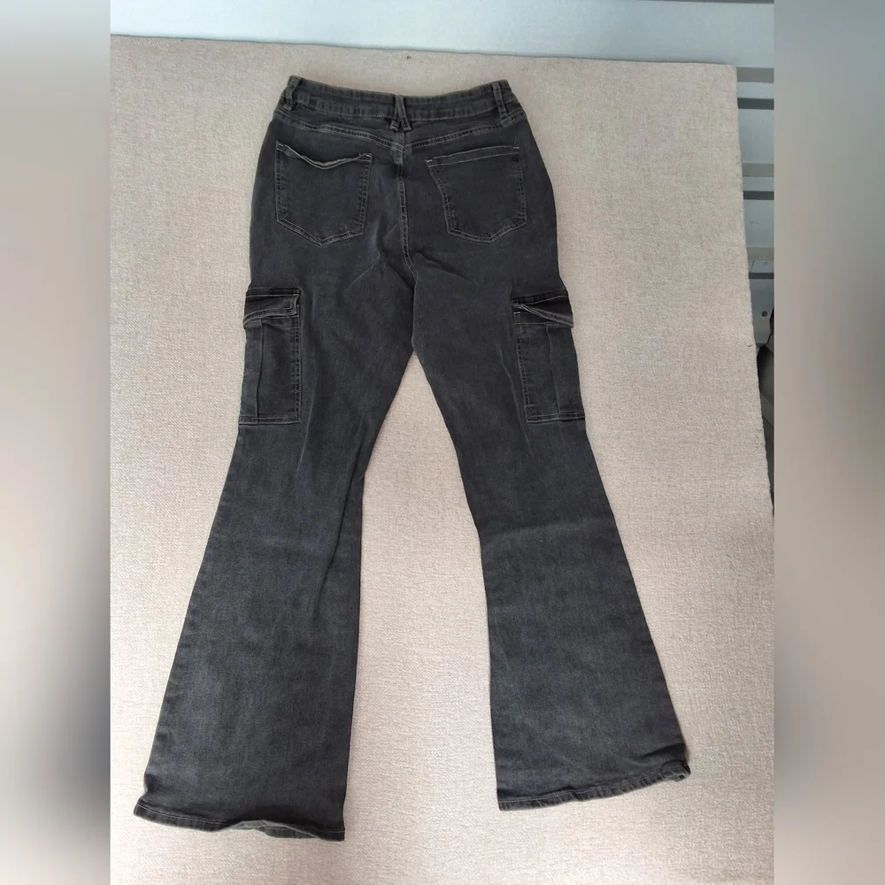 Forever 21 Premium High Rise Black Denim Cargo High Rise Flared Jeans Size 30 - Picture 5 of 5